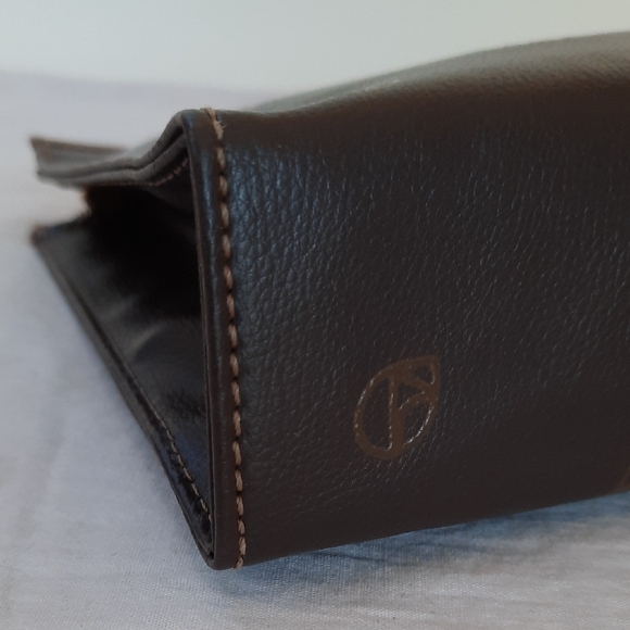 Elegant Black and Brown Toiletry Bag - Picture 6 of 10